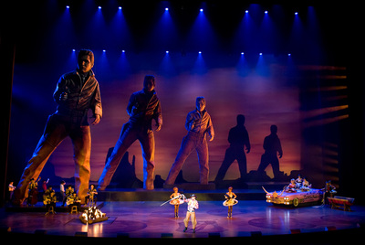 Escena del número titulado   Western   dentro del montaje de   Viva Elvis   del Cirque du Soleil.