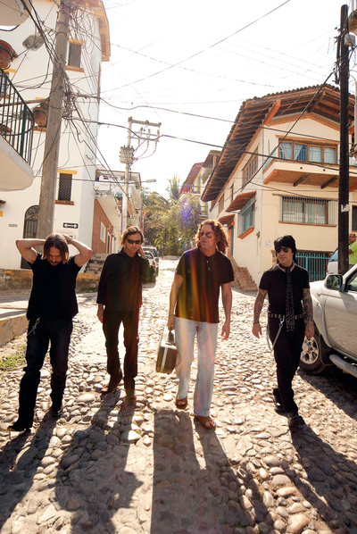 En su cuartel general.rnEn Puerto Vallarta, Maná ha deambulado y se ha inspirado desde el principio. Sigue siendo, con Guadalajara, su principal refugio.