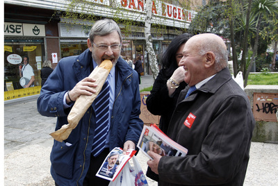 El aspirante socialista a la alcaldía de Madrid, Jaime Lissavetzky. en el barrio de Santa Eugenia Vallecas.