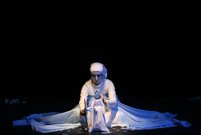 Zahra Sabri, durante la representación de su montaje  The Earth and the Universe. 