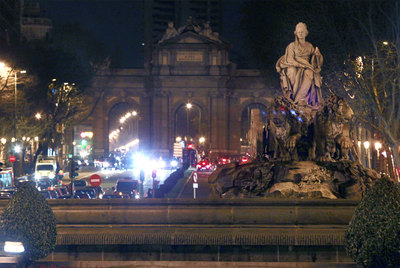 La fuente de Cibeles y la Puerta de Alcalá quedaron  a oscuras en Madrid.