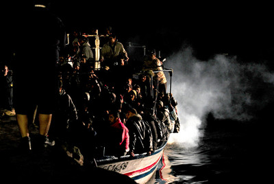 Una barcaza con decenas de refugiados a bordo llega a Lampedusa el sábado.