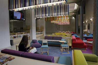 Zona de descanso con catálogos y documentación para visitantes.