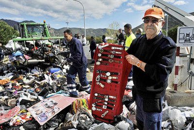 Roses destruye cuatro toneladas de objetos de los 'manteros'