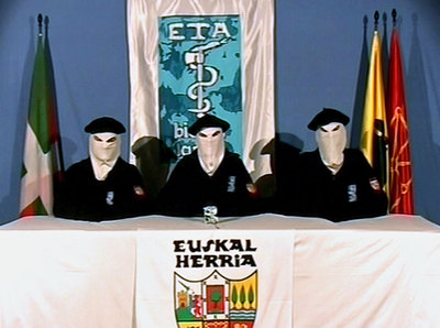 Imagen del vídeo enviado por ETA, el 22 de marzo de 2006, en el que tres terroristas encapuchados anuncian un 