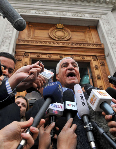Hawass, en la puerta del Museo Egipcio de El Cairo.