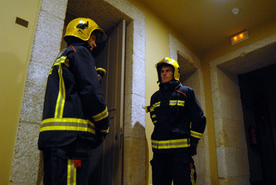 Bomberos ante una de las puertas del teatro Jofre de Ferrol.