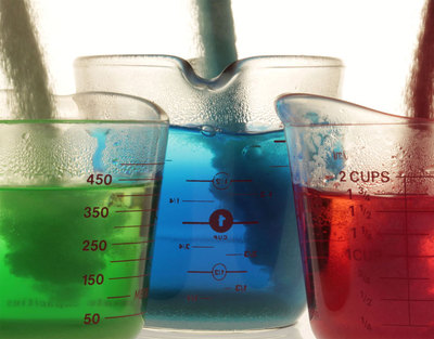 Tres colorantes alimentarios.