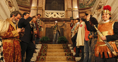 Un momento de  Patrimonio Berlanga  con el público ya provisto con vestuario de  Patrimonio Nacional .