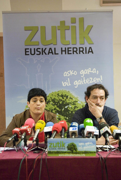 Los radicales critican al PP y al PSOE