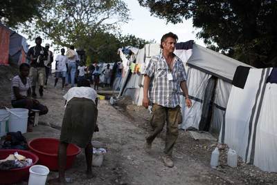 El actor Sean Penn, en un campo de refugiados en Puerto Príncipe (Haití) en noviembre de 2010.