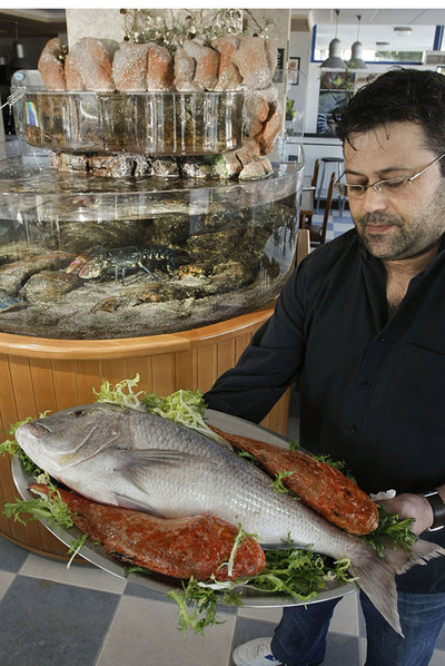 Moreno muestra un denton y dos cabrachos.