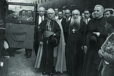Irurita (con gafas), tras visitar a los miembros de la misión pontificia que a bordo del buque  Conto Grande  se dirigían al Congreso Eucarístico Internacional de Buenos Aires, en septiembre de 1934.
