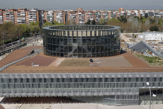 Vista general del edificio del circo estable con la cubierta ajardinada que comunica con el parque.