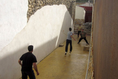 El trinquete de L'Abdet, construido en el siglo XVIII y restaurado en 2006. acoge una partida de  pilota grossa .