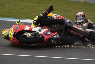 Rossi y Stoner, durante la caída.