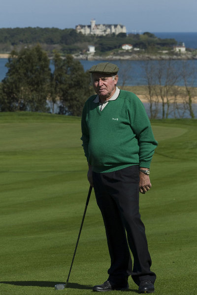 A la derecha, Ramón Sota en el hoyo 14 del Real Club Golfde Pedreña, con el Palacio de la Magdalena, en Santander, al fondo.