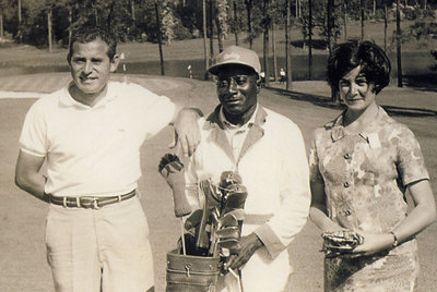 Ramón Sota en Augusta con su  caddie  y su esposa.