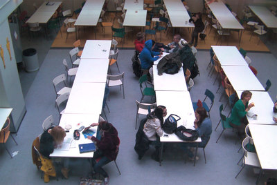 Comedor del Instituto de Bachillerato de Ciencias Naturales de Helsinki.