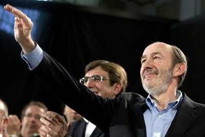 Pérez Rubalcaba saluda junto a Francesc Antich en el mitin de Palma.
