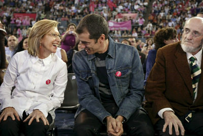 Rosa Díez, junto a Toni Cantó y Álvaro Pombo (de izquierda a derecha) ayer en Vistalegre.