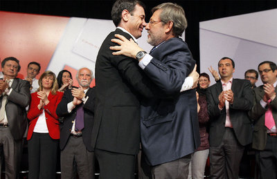 Tomás Gómez abraza a Jaime Lissavetzky en el acto de ayer en el Círculo de Bellas Artes.