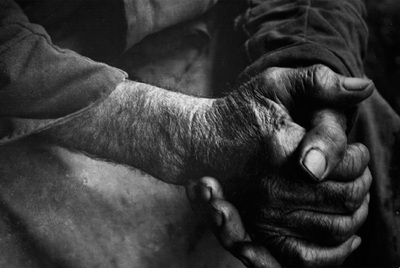  Manos de un trabajador  (1934), de Ferenc Haar, miembro del Círculo de la Fotografía Social Húngara.