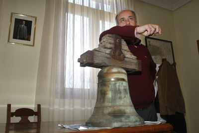La campana del pazo de Los Charlines vuelve a casa