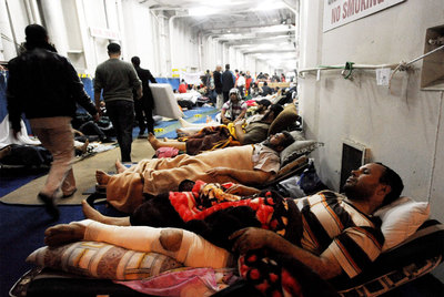 Varios heridos en el frente de Misrata reposan a bordo del barco turco  Ankara  en el puerto de Bengasi.
