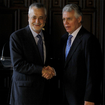 José Antonio Griñán (izquierda) saluda al nuevo consejero de Justicia, Francisco Menacho.