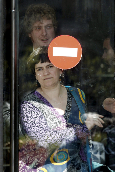 Ramírez y la independiente Aitziber Sarasola, ayer.