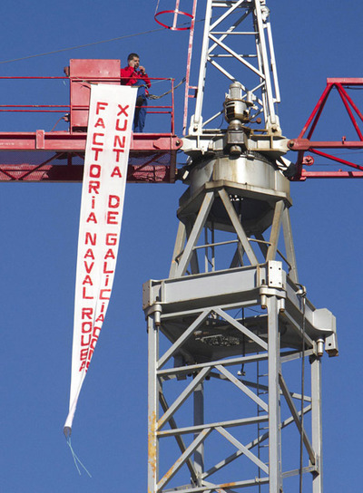 Un empresario se sube a una grúa para que le paguen