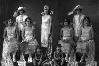  S. M. Beatriz Luthas de Limchin, primera reina del Carnaval de la colonia chino-panameña  .  