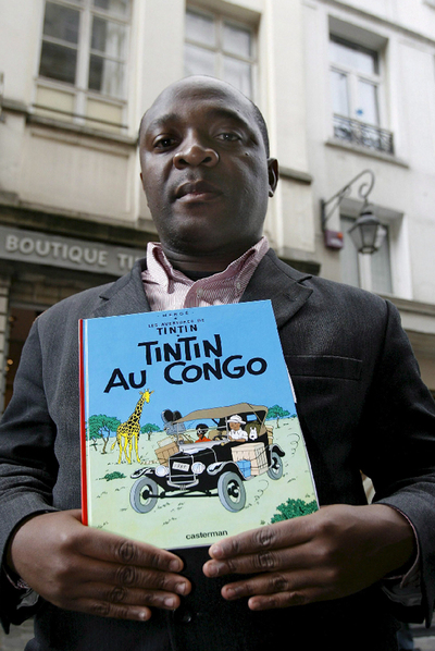 El congoleño Bienvenu Mbutu Mondondo, con un ejemplar de  Tintín en el Congo  , que según él alberga contenidos racistas.