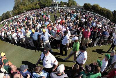 Tiger Woods, ayer, camino del  tee  del hoyo 1 para iniciar el primer recorrido.