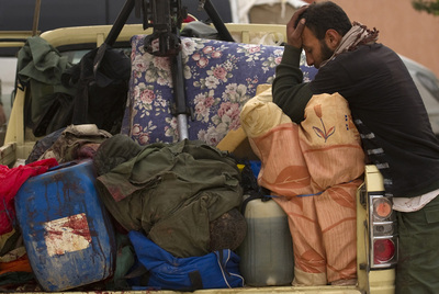 Un rebelde llora en Ajdabiya a un camarada recién caído.