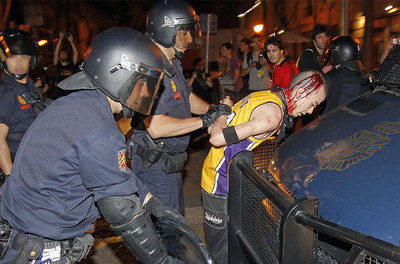 La policía cargó contra manifestantes fuera de control.