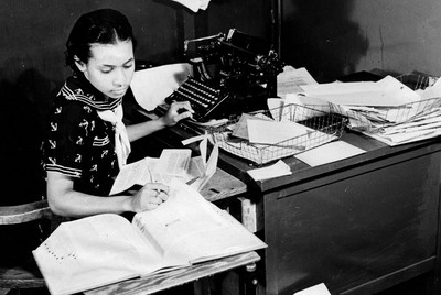 Almena Lomax, en su mesa de trabajo en el  Los Angeles Tribune. 