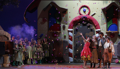 Los niños suben al escenario del Maestranza en la versión más dulce de  'Hänsel y Gretel'