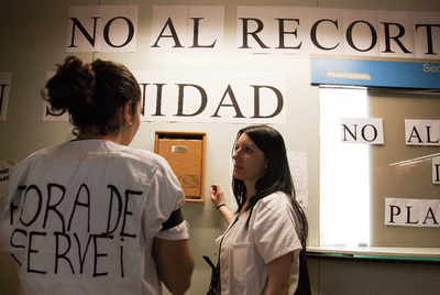 Dos trabajadoras del hospital Vall d'Hebron, ayer en la planta quinta, que está en proceso de cierre.