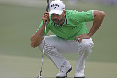 Quirós estudia la caída de un  green  en el Masters.
