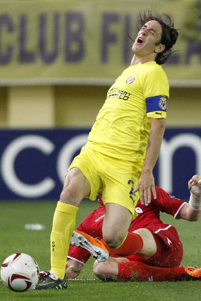 Janko entra por detrás a Gonzalo.