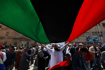 Imágenes de  vídeo sin datar muestran cómo un misil de la  OTAN destruye un  tanque del Ejército libio.