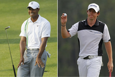 Tiger Woods lanza el  putter  al aire tras fallar un  eagle  en el 15. A la derecha, McIlroy tras terminar el viernes.