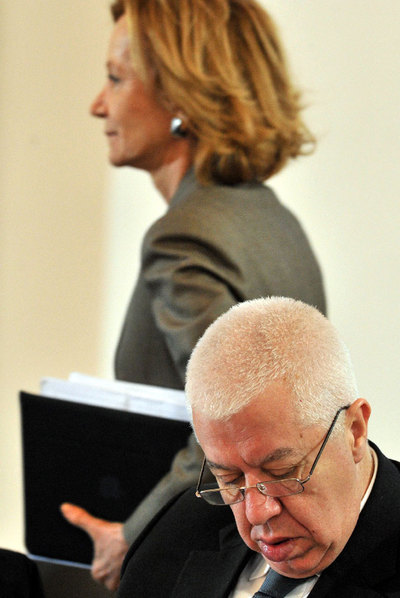Elena Salgado y el ministro portugués de Economía, Fernando Teixeira dos Santos, en Budapest.