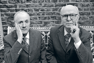 Gestos en sincronía.rnLa fotografía y la exposición pública han sido una de sus obsesiones. Desde el principio, Gilbert & George se calificaron como esculturas vivientes.