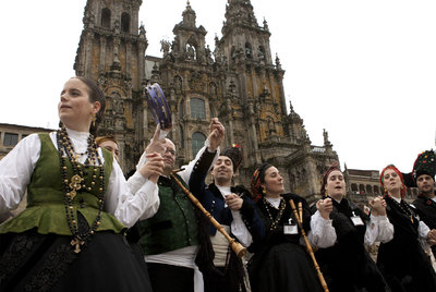 Dos mil personas 'abrazan' la Catedral de Santiago