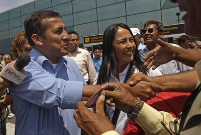 El candidato Ollanta Humala, acompañado de su esposa, saluda a sus partidarios en el aeropuerto de Lima el viernes.