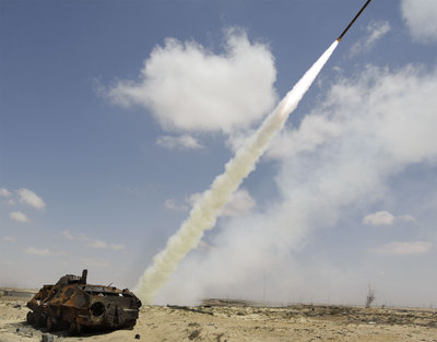 Los rebeldes disparan un cohete contra las tropas de Gadafi situadas ayer en las afueras de Ajdabiya.