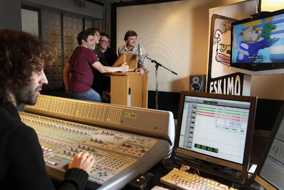 Actores de doblaje durante una de las sesiones de trabajo de la serie  Turboperros .